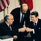 Gorbachev y Reagan firmando en 1987. AP